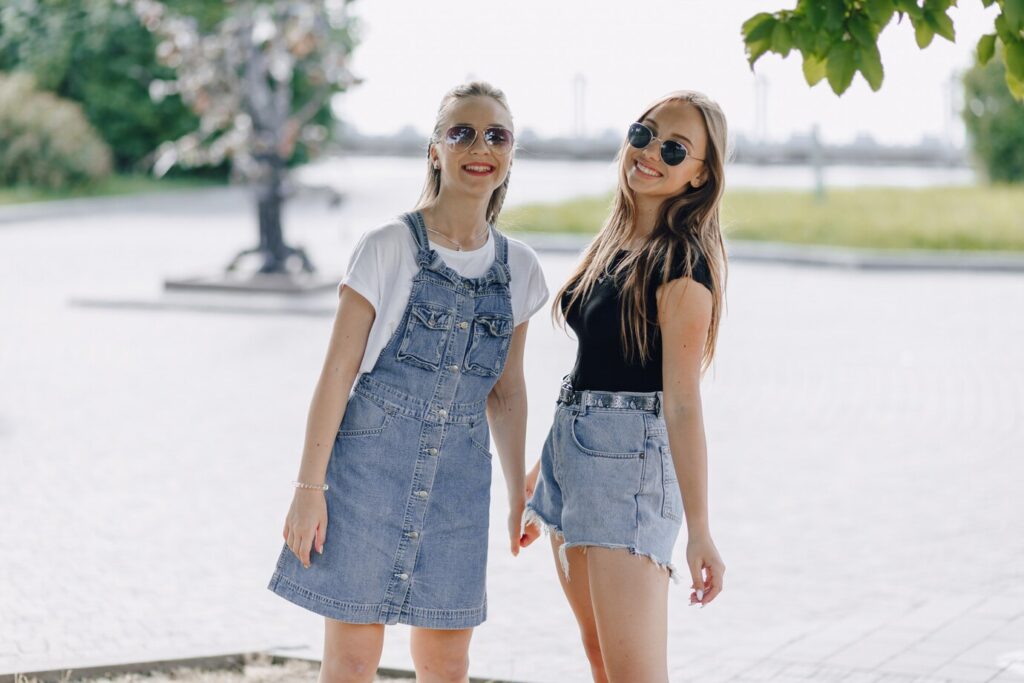 Robe en Jean Courte : Les Accessoires Indispensables pour Sublimer Votre Tenue